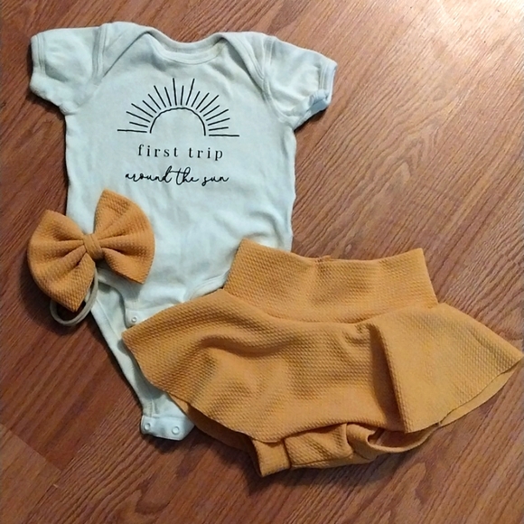 1st Birthday Outfit - Picture 1 of 6